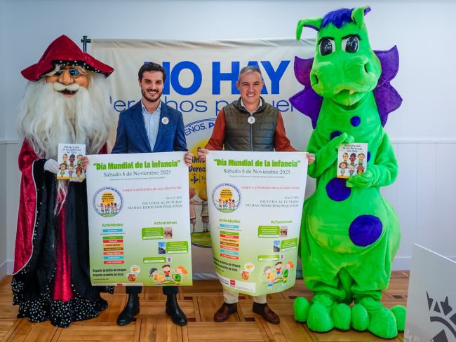 El alcalde, Alejandro Navarro, y el concejal de Bienestar, Educación e Inmigración, Rubén Martínez, presentando ayer la iniciativa con algunos de los personajes que los más pequeños podrán encontrar en la celebración