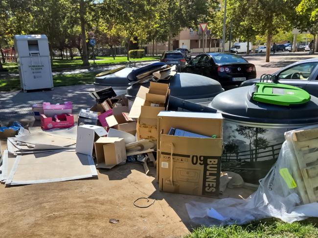 Está prohibido dejar la basura fuera de los contenedores, lo que puede conllevar multas desde 100 euros