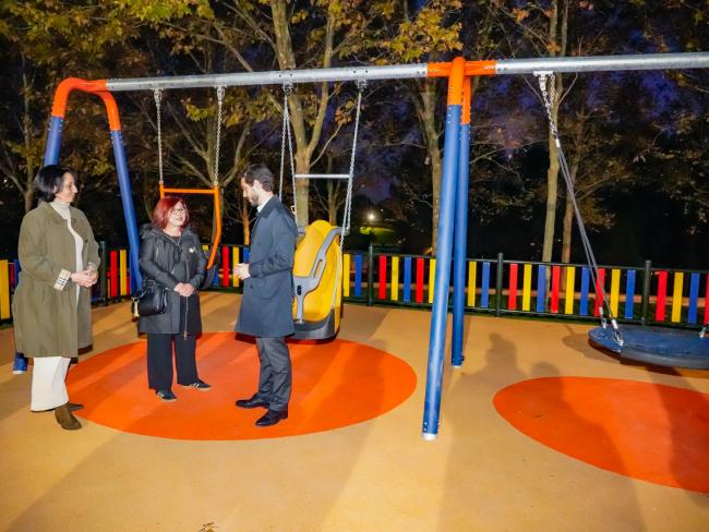 El alcalde de Torrejón de Ardoz, Alejandro Navarro Prieto, Mari Paz López, madre de Adrián, y la concejala de Medio Ambiente, Esperanza Fernández, visitando la Zona infantil Adaptada