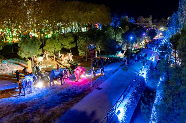 Explora un mundo de ensueño, donde animales brillantes iluminan la noche