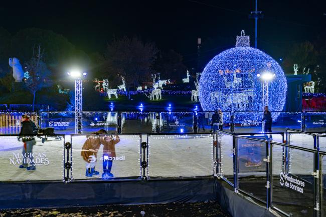 La única pista de hielo sobre un lago en España, diseñada por el laureado patinador Javier Fernández
