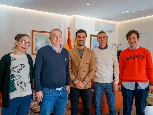 El alcalde de Plasenzuela (Cáceres), Damián Ceballos y otros vecinos de esta localidad fueron recibidos por el alcalde, Alejandro Navarro.