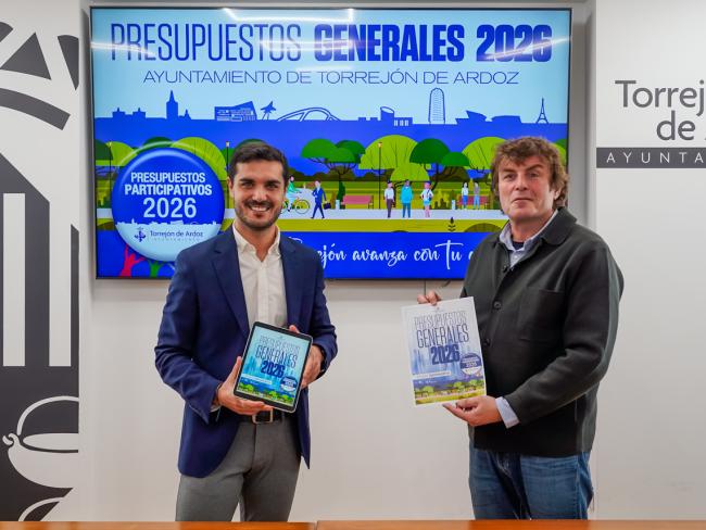 El alcalde de Torrejón de Ardoz, Alejandro Navarro, junto al concejal de Hacienda y Patrimonio, Marcos López