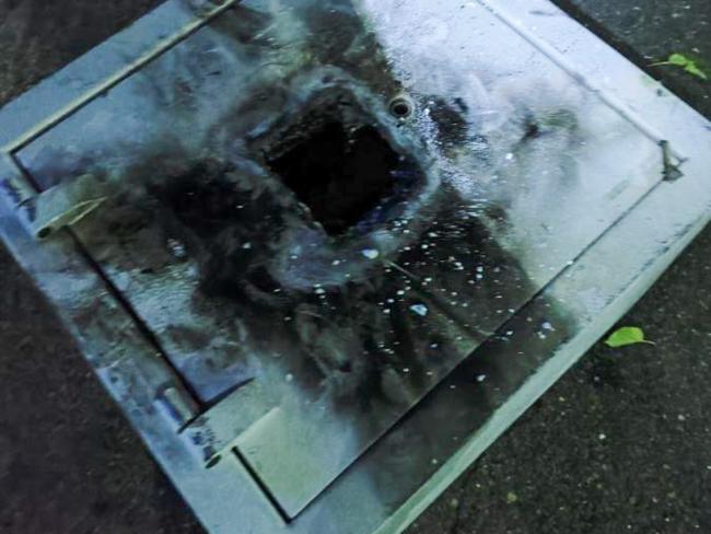 Caja fuerte que los delincuentes abandonaron