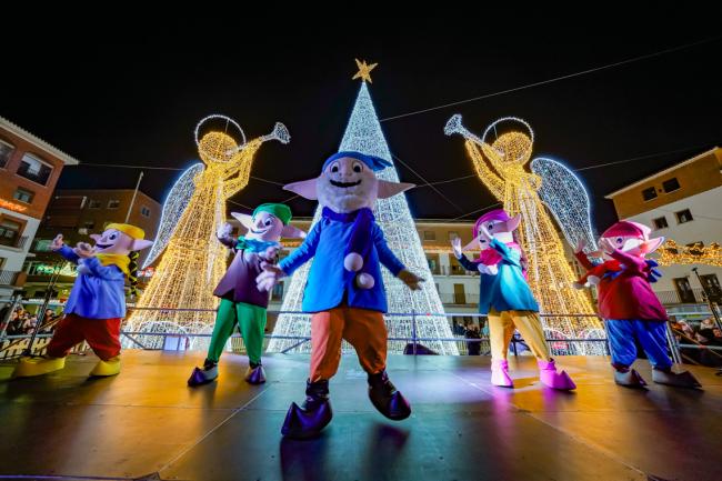 Los Guachis dan vida con su alegría y encanto a la Plaza Mayor, que se ha convertido en uno de los grandes atractivos de la ciudad para esta Navidad