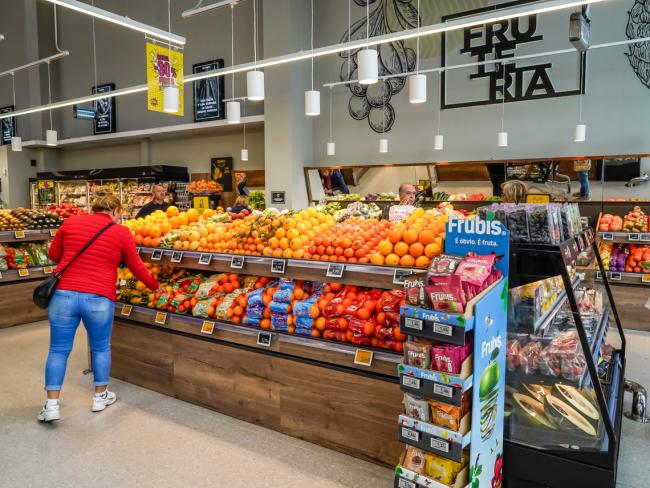 Cuenta con una sección de fruta y verdura de libre disposición