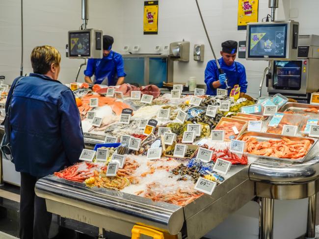 Una de las grandes protagonistas es la sección de pescadería con cocedero y vivero