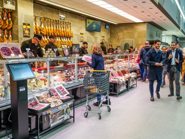 El alcalde, Alejandro Navarro, recorriendo las instalaciones de BM Supermercados