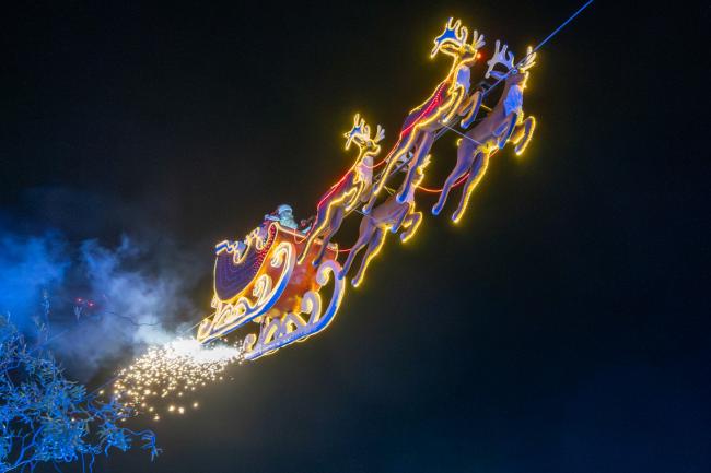 Ese instante mágico en el que todo se detiene, las miradas se elevan y la emoción se apodera del ambiente con Papá Noel, que surca el cielo en su trineo