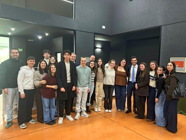 El Alcalde, Alejandro Navarro, junto a varios alumnos del Campus Torrejón de la Universidad de Alcalá
