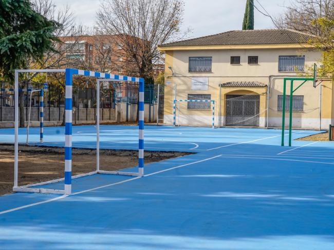 En el colegio El Buen Gobernador se ha asfaltado y pintado las líneas de las pistas deportiva