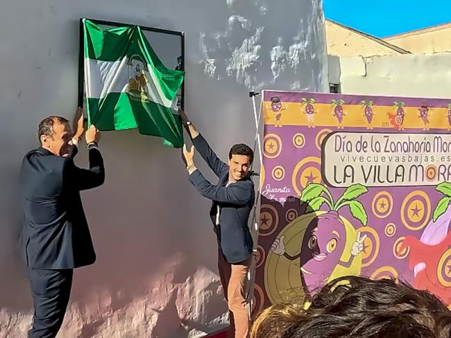 Momento del descubrimiento de la placa de Plaza Torrejón de Ardoz