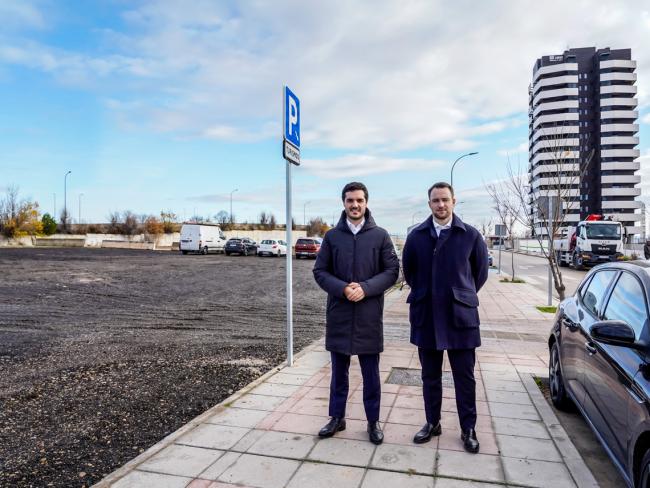 Alejandro Navarro Prieto, alcalde de Torrejón de Ardoz, y Víctor Miranda Lozano, 1er teniente de alcalde y concejal de Urbanismo, Vivienda y Juventud, en el aparcamiento de la calle Malala Yousafzai (Soto Norte)