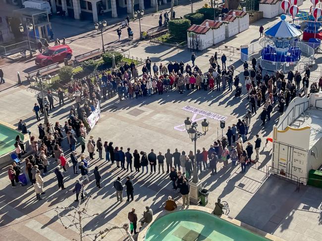 Torrejón de Ardoz ha guardado esta mañana un minuto de silencio en recuerdo de María Ángeles, vecina de la ciudad, presuntamente, asesinada por su pareja