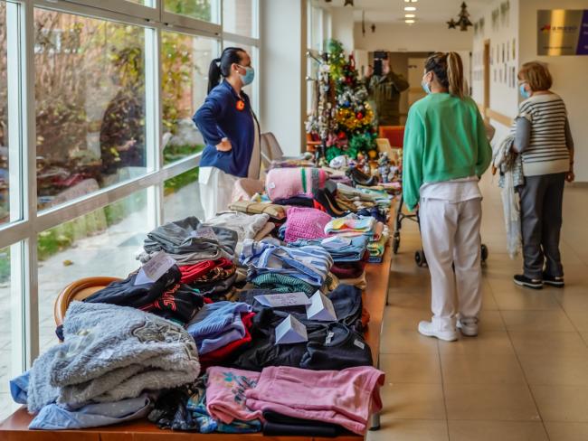 Los productos han sido donados por entidades, empresas y los propios residentes, que también han confeccionado algunos de ellos