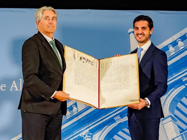 José Vicente Saz Pérez, rector de la Universidad de Alcalá entregando a Alejandro Navarro Prieto, alcalde de Torrejón de Ardoz, una réplica de la Carta Bulada por el Papa Alejandro VI que autorizo al Cardenal Cisneros el nacimiento de la UAH
