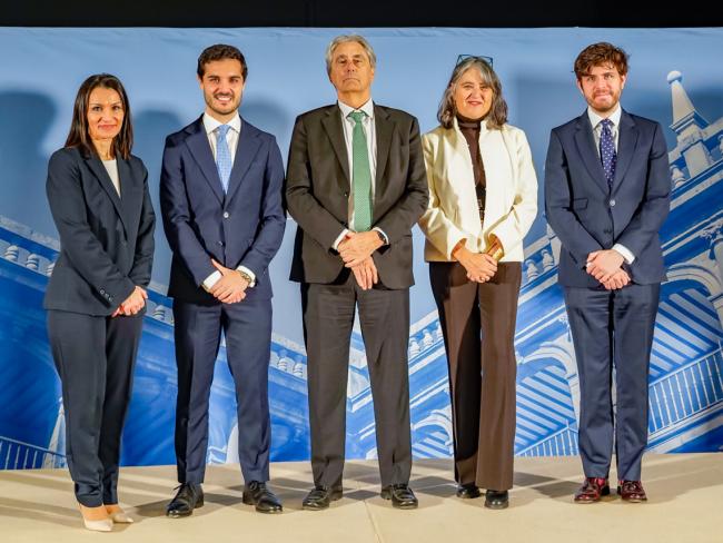 Alejandro Navarro Prieto, alcalde de Torrejón, José Vicente Saz Pérez, rector de la Universidad de Alcalá, María Mercedes Zarzalejo Carbajo, viceconsejera de Universidades, Investigación y Ciencia de la Comunidad de Madrid, Nicolás Javier Casas, director general de Universidades de la Comunidad de Madrid, y Eva Senra Díaz, vicerrectora de Estudiantes, Emprendimiento y Empleabilidad de la Universidad de Alcalá