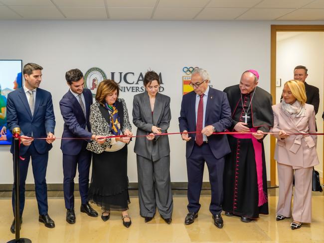 Momento de la inauguración con el corte de cinta 