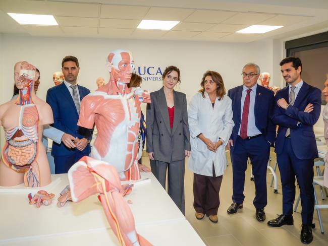 Las autoridades visitando alguna de las aulas formativas del Campus de Madrid de la UCAM- Comité Olímpico Español en Torrejón de Ardoz