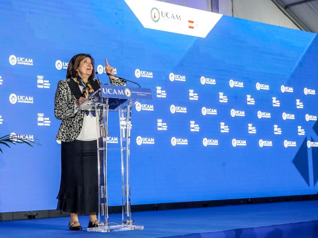 Maria Dolores García Masscarell, presidenta de la UCAM, recordando a su difunto esposo, José Luis Mendoza, fundador de la UCAM