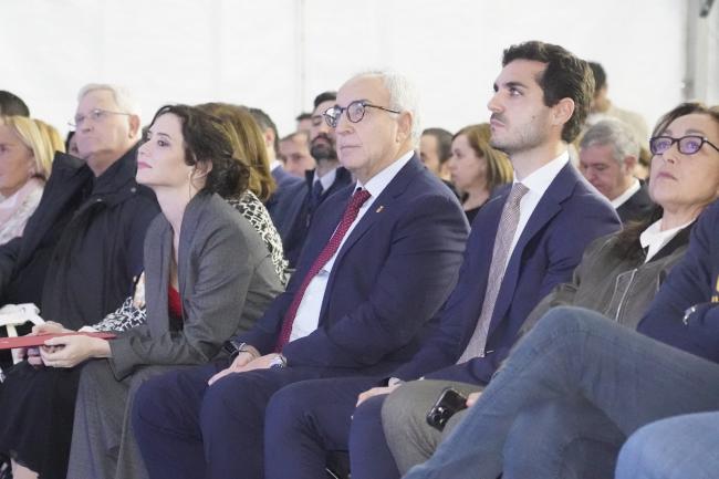 La presidenta de la Comunidad de Madrid, Isabel Díaz Ayuso, el alcalde de Torrejón, Alejandro Navarro Prieto, y Alejandro Blanco Bravo, presidente del Comité Olímpico Español