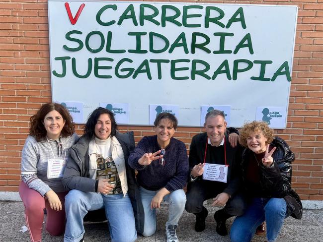 El concejal de Educación, Bienestar e Inmigración, Rubén Martínez y la edil de Turismo, Mirian Gutiérrez con representantes del CEIP Ramón Carande