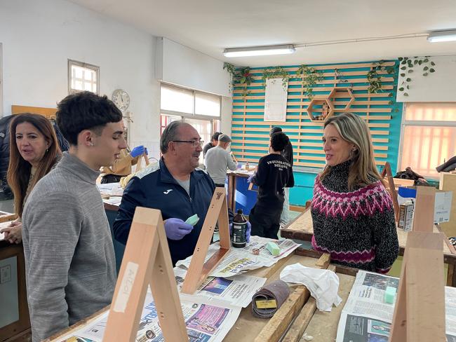 La concejala de Mayores, Ana Verónica González, visitando el encuentro intergeneracional