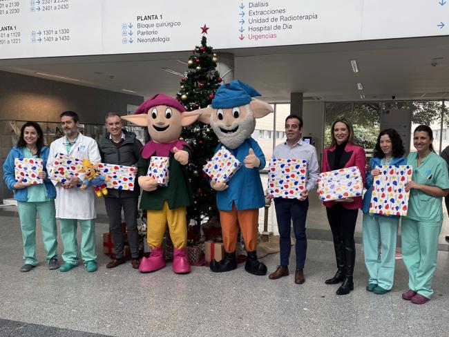 El concejal de Bienestar, Educación e Inmigración, Rubén Martínez y la edil de Mayores Ana Verónica González, con los Guachis y personal sanitario del Hospital de Torrejón entregarles regalos