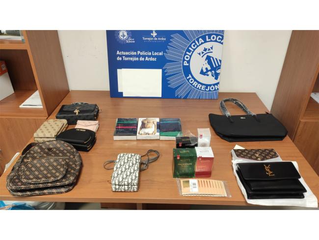 La Policía Local de Torrejón de Ardoz interviene un vehículo cargado de productos falsificados