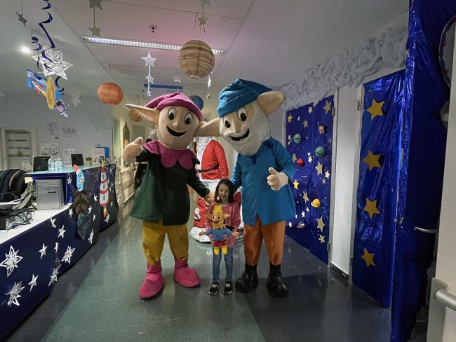   Dos de los grandes protagonistas de las Navidades de la ciudad, “Guachiabuelo” y “Guachota”, con una de las pequeñas a la que entregaron una Guachirina