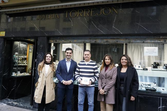 El premio a la trayectoria comercial de la Zona Centro para Joyería Torrejón