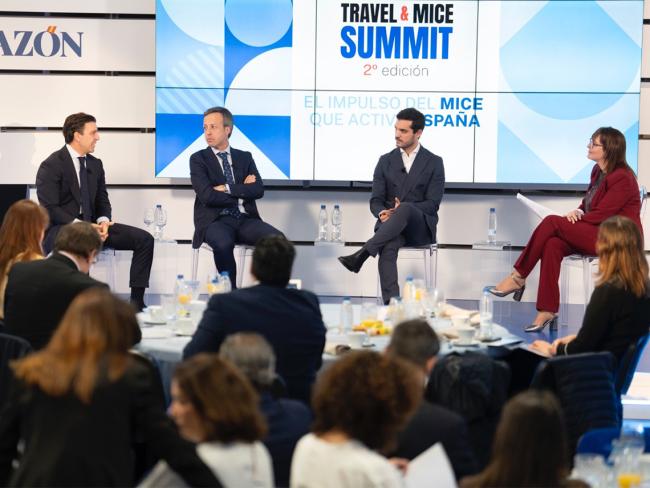 El regidor torrejonero junto al resto de participantes en la mesa redonda “Madrid como territorio MICE”
