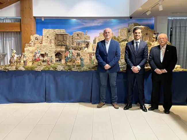 El alcalde, Alejandro Navarro Prieto y el concejal de Cultura, José Antonio Moreno con el presidente de la Asociación de Belenistas de Madrid, Eugeni Barandalla