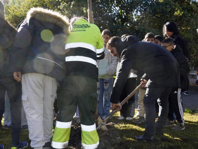 El alcalde, Alejandro Navarro Prieto colaborando en la plantación del árbol 47 del Parque Constitución