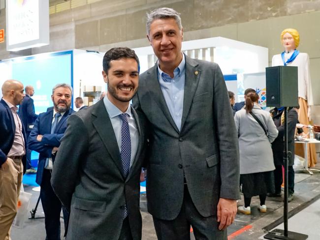 Alejandro Navarro con el alcalde de Badalona,  Xavier García Albiol, en FITUR