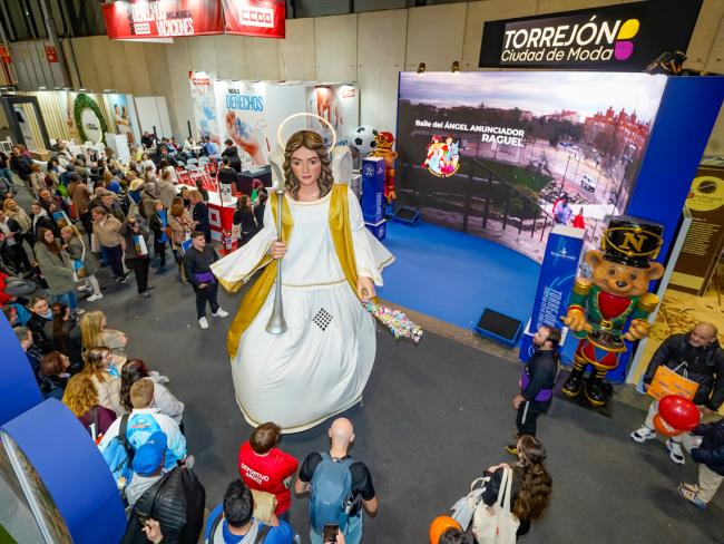 Hubo bailes del Ángel Navideño Raguel de la comparsa de Gigantes y Cabezudos