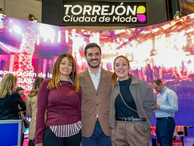 El alcalde, Alejandro Navarro Prieto, con la secretaria general de UNICEM, Carolina Santana y Vanesa Calvo, de la Asociación de Comerciantes de la Zona Centro