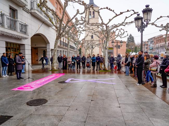 Torrejón de Ardoz guardó un emotivo minuto de silencio, que se convirtió en un grito colectivo contra la violencia de género