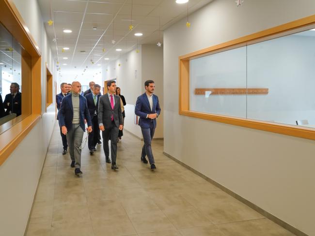 El alcalde y el consejero han supervisado la ampliación del instituto donde se han construido once aulas de ESO y ocho de Bachillerato, dos de desdoble, cuatro de apoyo, diez dedicadas a seminarios