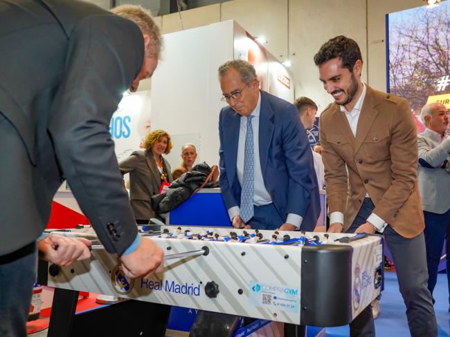 El presidente de la Asamblea de Madrid, Enrique Ossorio, compartió una partida de futbolín con el alcalde en el stand de Torrejón