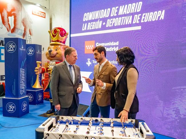 El alcalde de Oviedo, Alfredo Canteli, visitó el stand de Torrejón