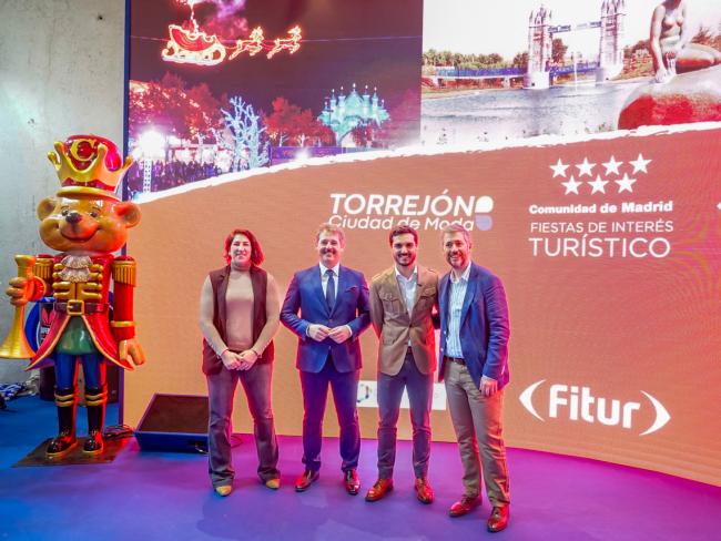El alcalde, Alejandro Navarro Prieto, la concejala de Deportes y Turismo, Miriam Gutierrez, el consejero de Presidencia, Justicia y Administración Local, Miguel Ángel García Martín, y el consejero de Cultura, Turismo y Deporte, Mariano de Paco, en el stand torrejonero