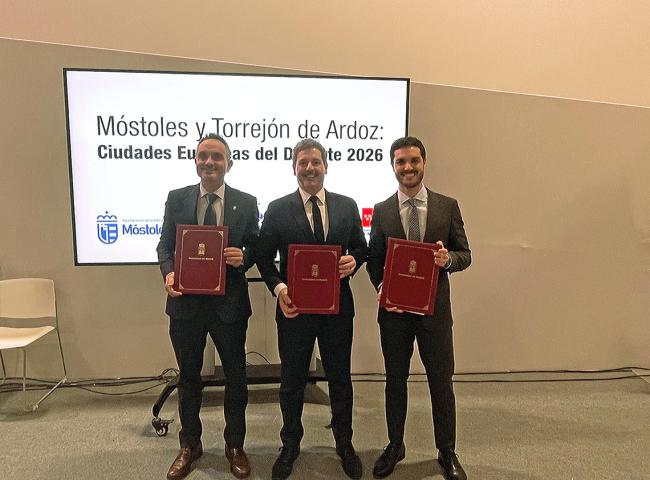 El alcalde de Torrejón de Ardoz, Alejandro Navarro Prieto, el consejero de Cultura, Turismo y Deporte de la Comunidad de Madrid, Mariano de Paco, y el primer edil de Móstoles, Manuel Bautista, con el convenio