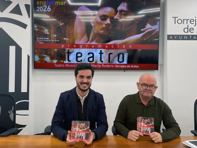 El alcalde, Alejandro Navarro Prieto, y el tercer teniente de alcalde y responsable del Teatro, Valeriano Díaz, presentado el brillante cartel que compone la nueva programación del Teatro Municipal José María Rodero