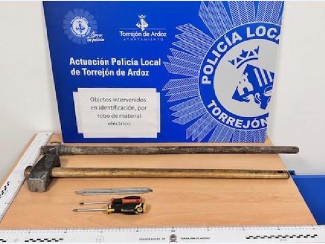 Durante una de las inspecciones los efectivos policiales localizaron diferentes herramientas de construcción, como destornilladores, cortafríos, varas de madera o una maza, que podrían ser utilizados para realizar robos con fuerza