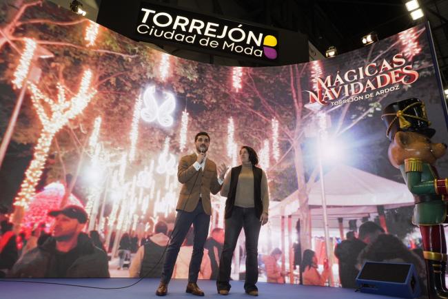 El alcalde, Alejandro Navarro Prieto, y la concejala de Turismo y Deportes, Miriam Gutiérrez, durante la presentación del stand de Torrejón de Ardoz en FITUR