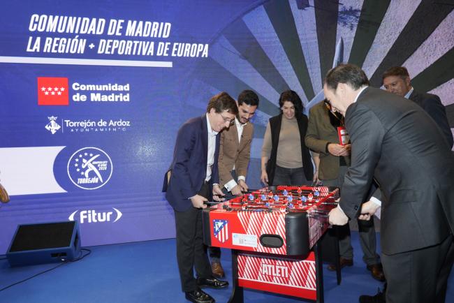 Los alcaldes de Madrid; José Luis Martínez- Almeida y de Torrejón de Ardoz, Alejandro Navarro,  juntos en una partida de futbolín en el stand torrejonero