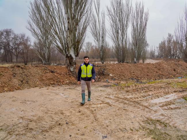 Alejandro Navarro supervisando el dique de contención de 300 metros creado para evitar inundaciones en la M206
