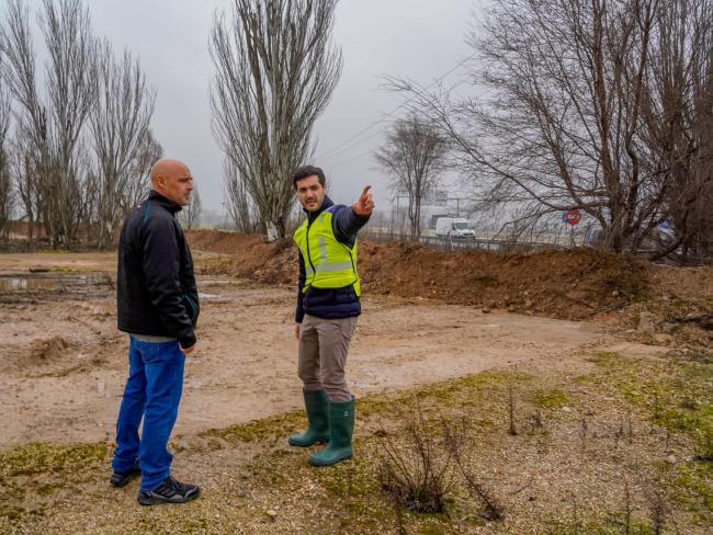 El alcalde ha ordenado la construcción del dique debido a las intensas lluvias