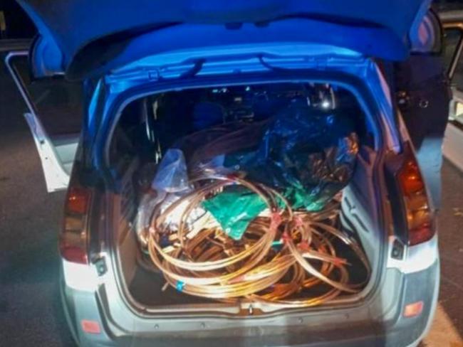 Vehículo con cable, procedente, presuntamente de alumbrado público